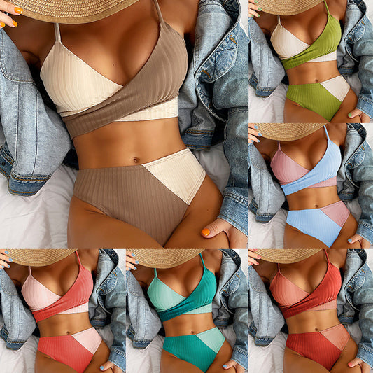 Rippen-Bikini mit Knotenrücken und gerafftem Po