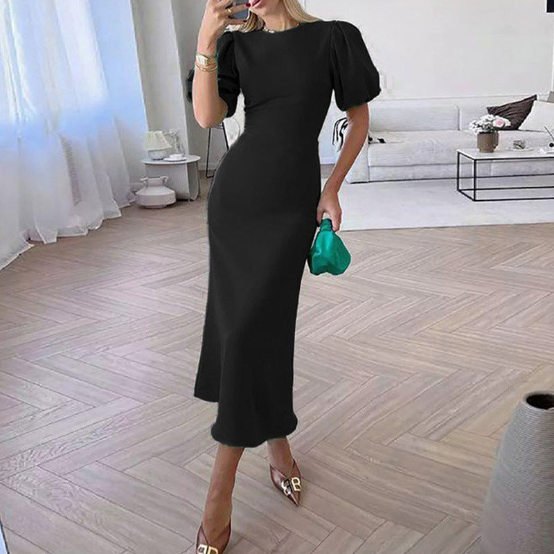 Langes Kleid mit Laternenärmeln und schmeichelnder Taille