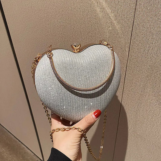 Crossbody-Kette mit Handheld-Design und Pfirsichherz-Details