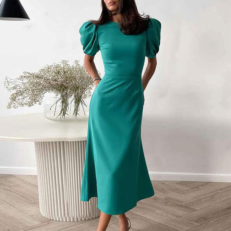 Langes Kleid mit Laternenärmeln und schmeichelnder Taille
