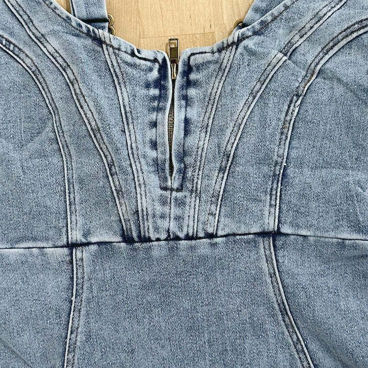 Neues Träger-Jeanskleid mit U-Ausschnitt - Sommerliches, lässiges, eng anliegendes Slim-Fit-Kleid mit Schlitzdesign