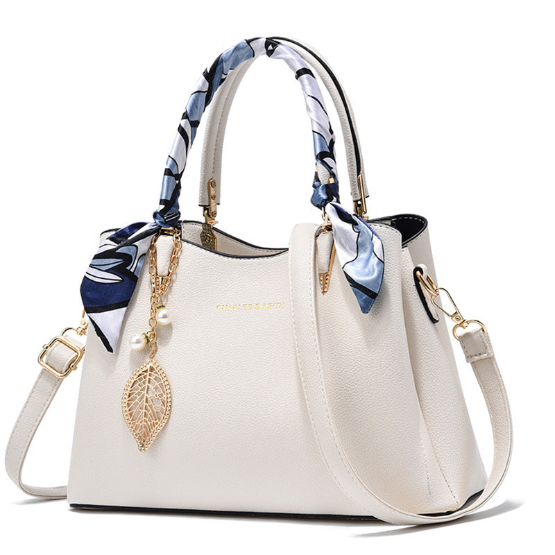 Damen-Schultertasche mit Blattanhänger und modischem Seidenschal