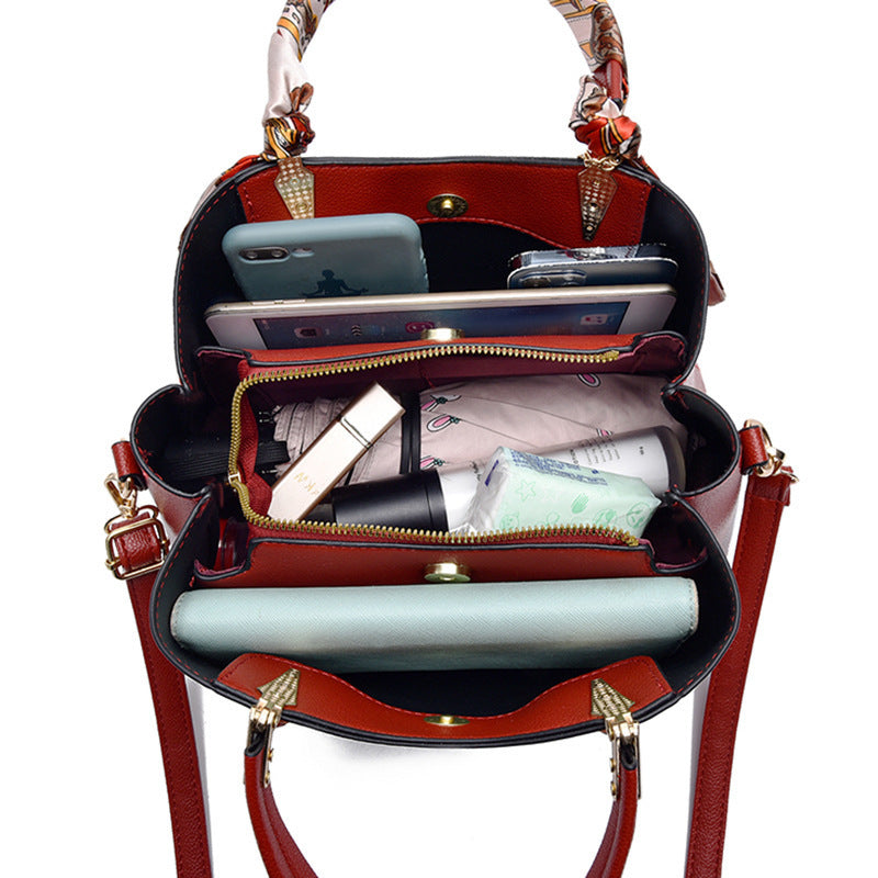 Damen-Schultertasche mit Blattanhänger und modischem Seidenschal
