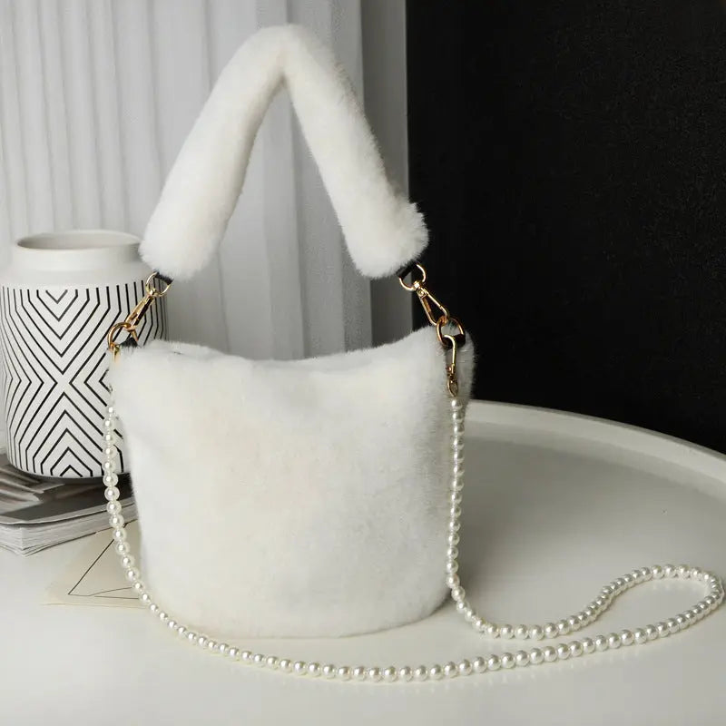 Karierte Plüsch-Eimer-Tasche mit Perlketten-Design