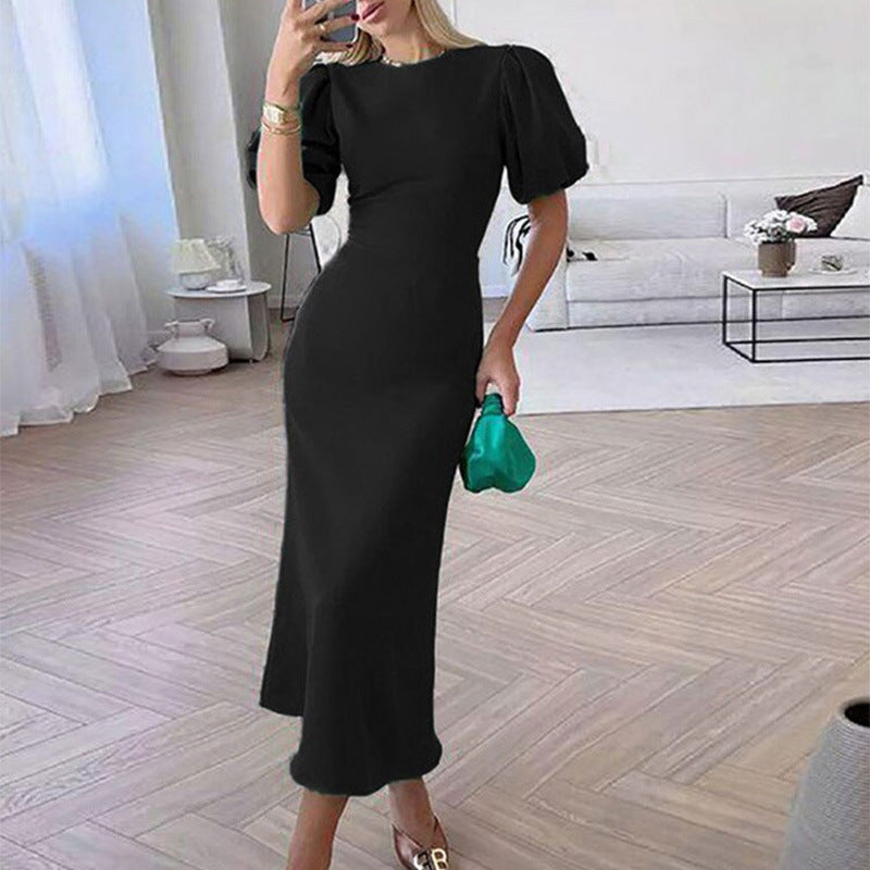 Langes Kleid mit Laternenärmeln und schmeichelnder Taille