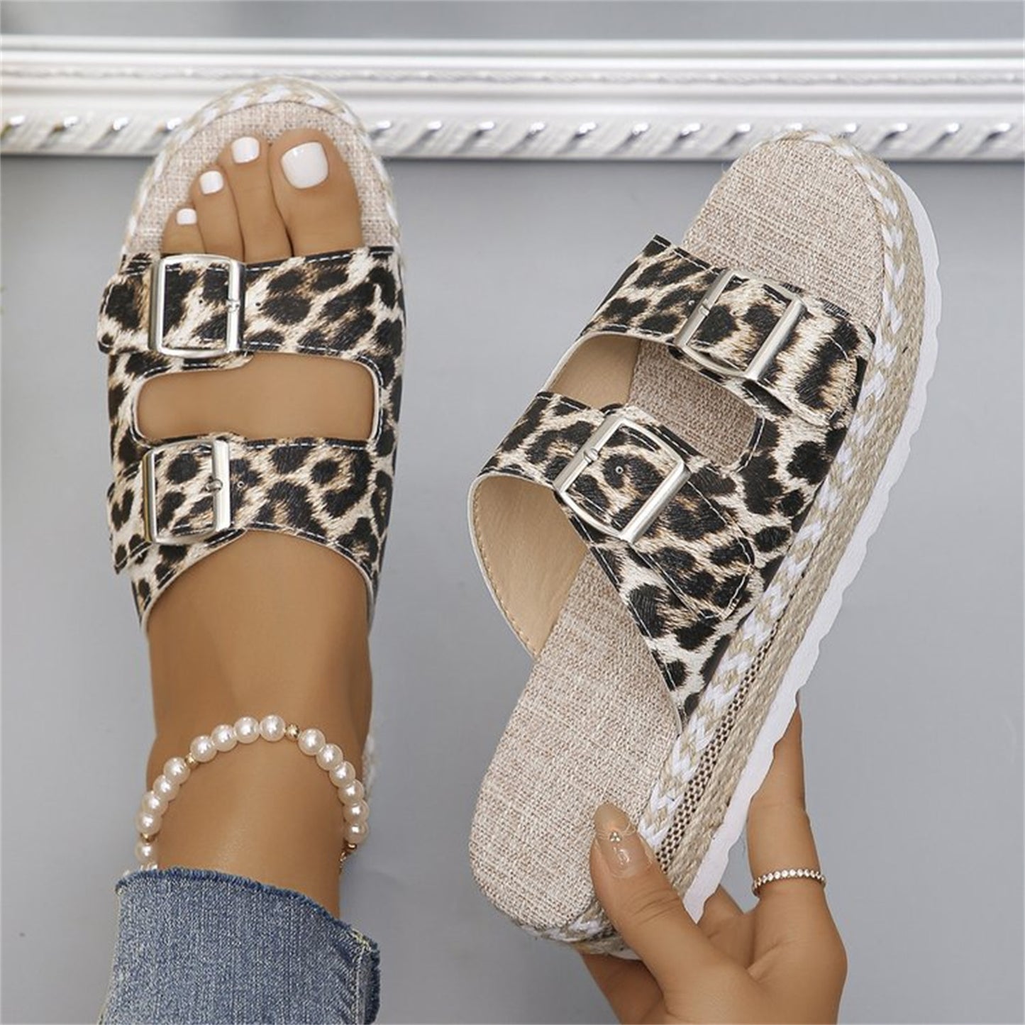 Sommer-Sandalen mit Doppel-Schnalle und Leopardenmuster
