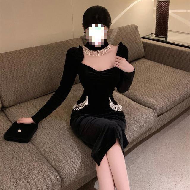 Schwarzes Samtkleid mit Puffärmeln, quadratischem Ausschnitt und Perlenverzierung