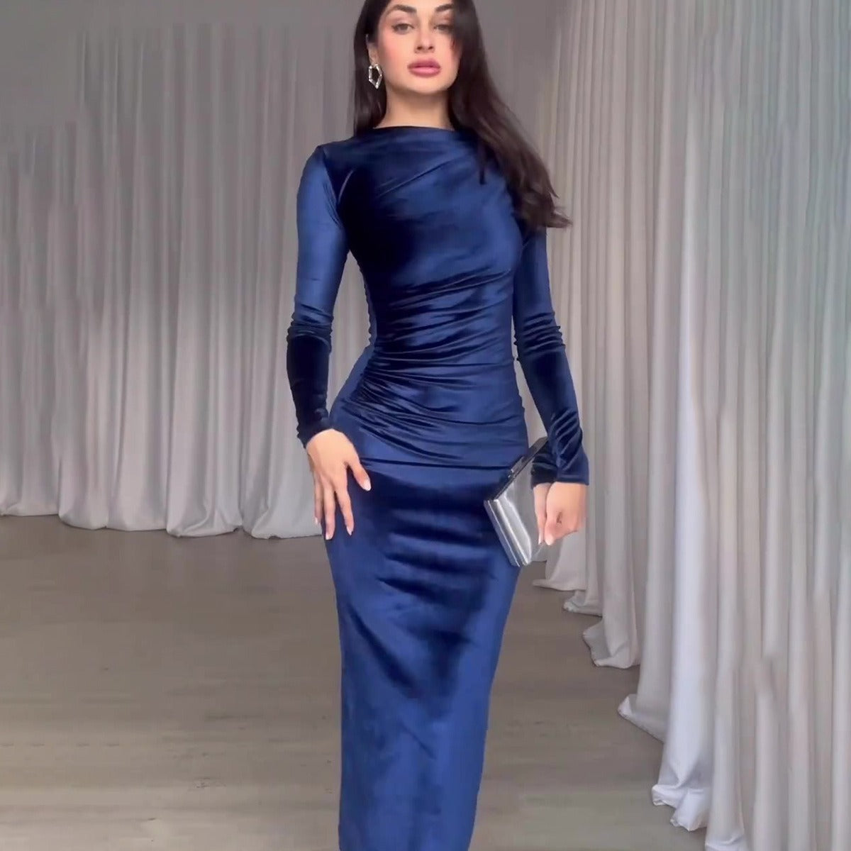 Samtiges Taille-enges Damenkleid