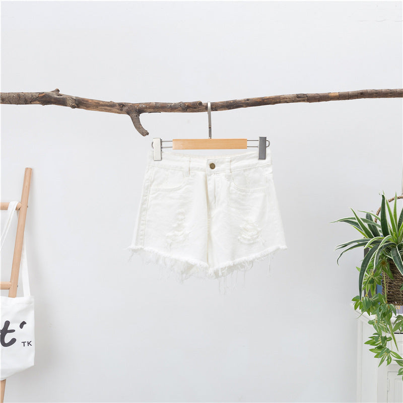 Locker sitzende Damenmode: Jeans-Shorts mit breiter Taille