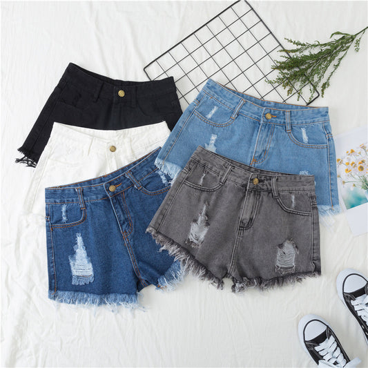 Locker sitzende Damenmode: Jeans-Shorts mit breiter Taille