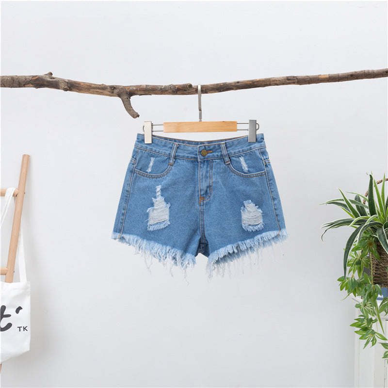 Locker sitzende Damenmode: Jeans-Shorts mit breiter Taille