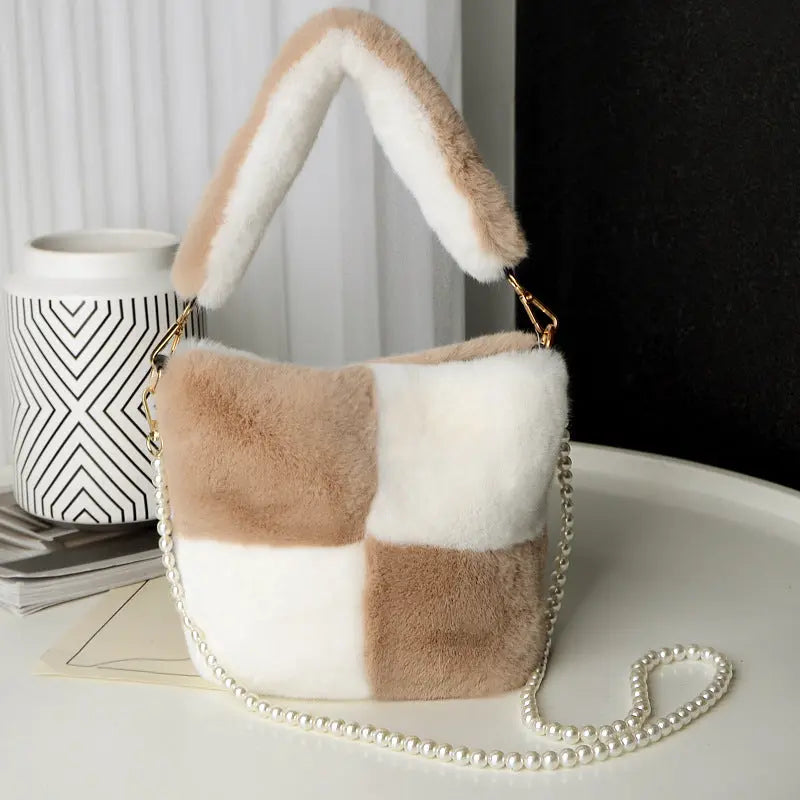 Karierte Plüsch-Eimer-Tasche mit Perlketten-Design