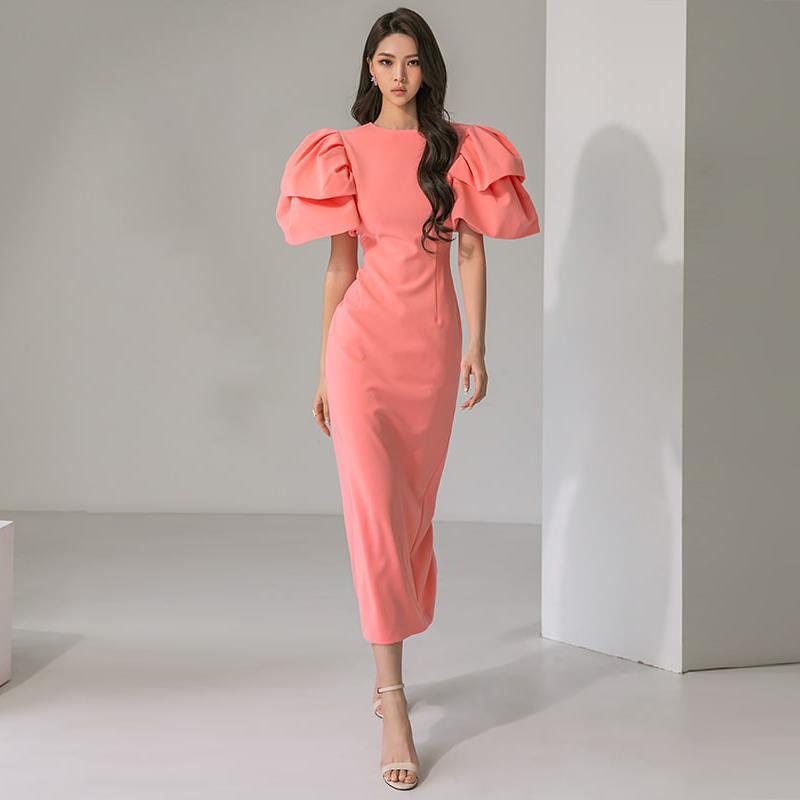 Damenkleid mit hoher Taille und schlank machenden Puffärmeln