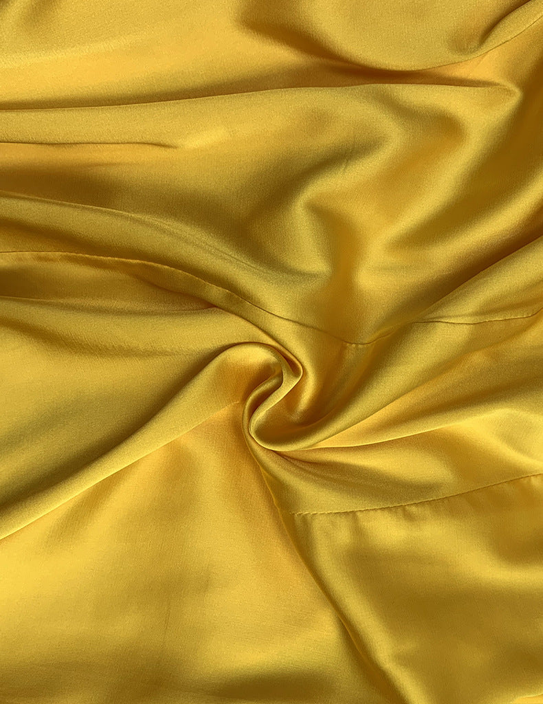 Modisches Damenkleid mit Rundhalsausschnitt und langen Ärmeln