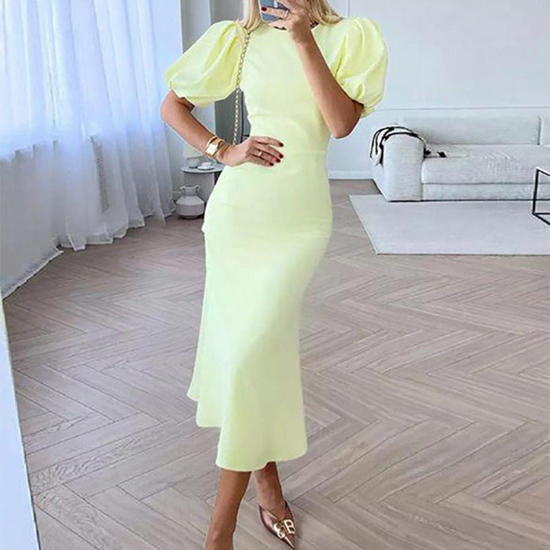 Langes Kleid mit Laternenärmeln und schmeichelnder Taille