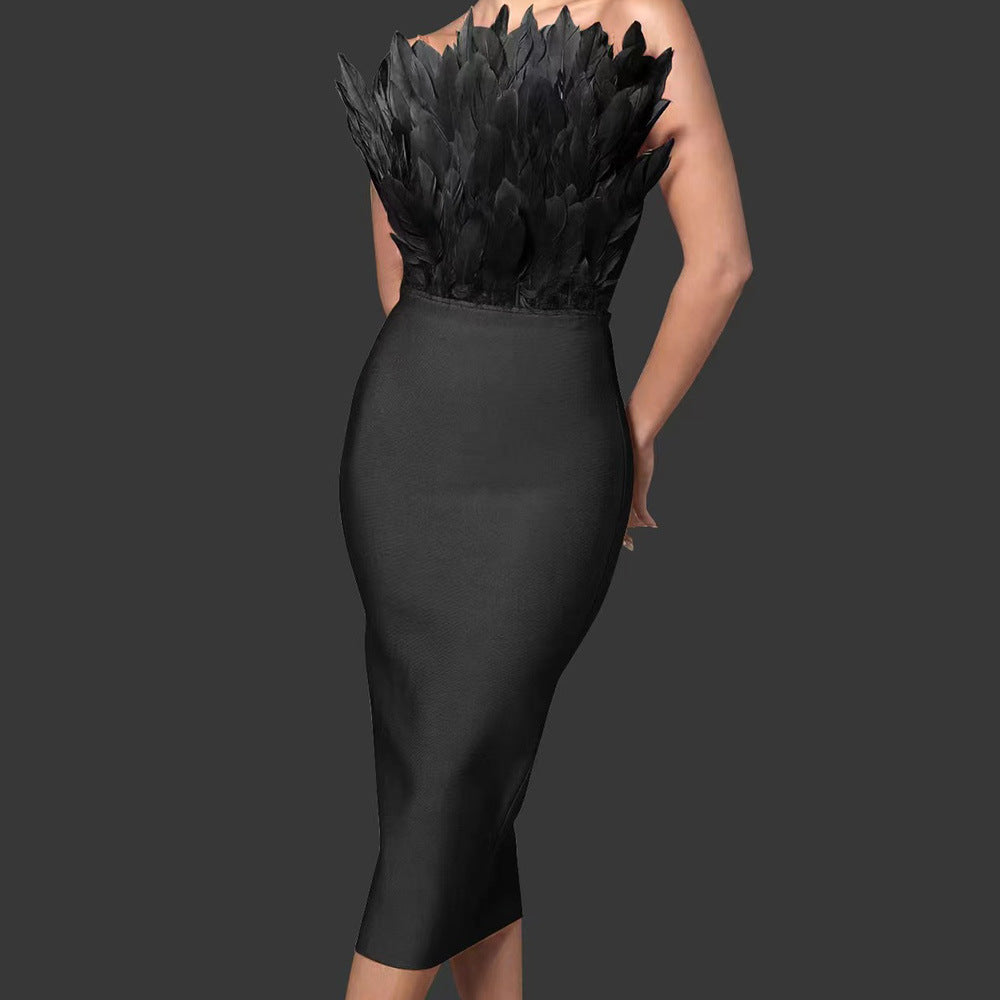 Elegantes Damenkleid mit Taillenbetonung und Federverzierung