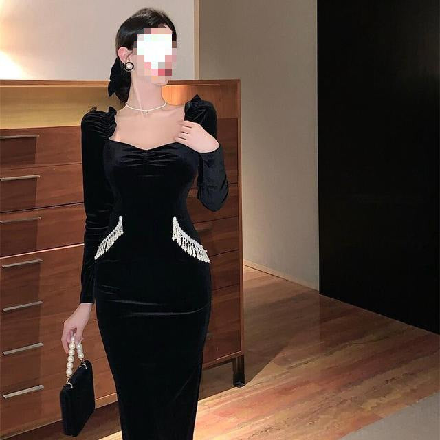 Schwarzes Samtkleid mit Puffärmeln, quadratischem Ausschnitt und Perlenverzierung