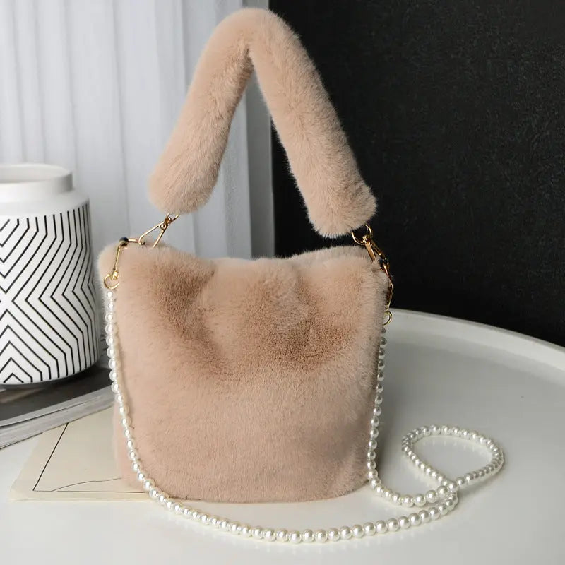 Karierte Plüsch-Eimer-Tasche mit Perlketten-Design