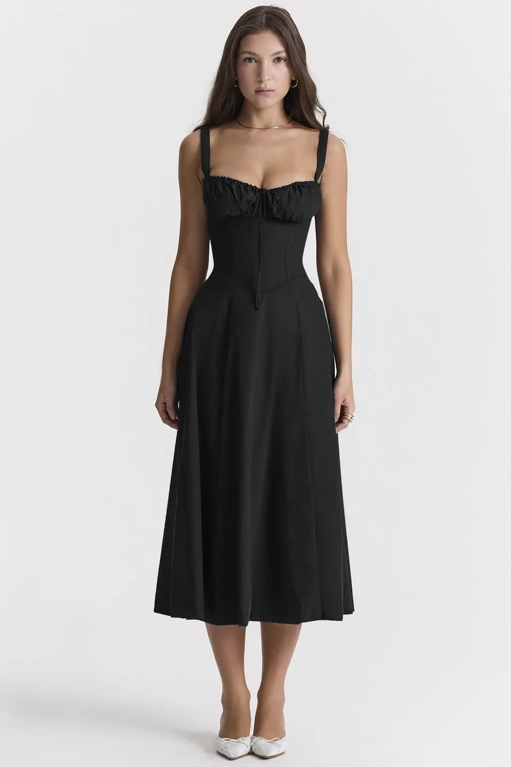 Elegant geschnittenes Trägerkleid für Damen mit französischem Flair und verführerischem Hüftschlitz"