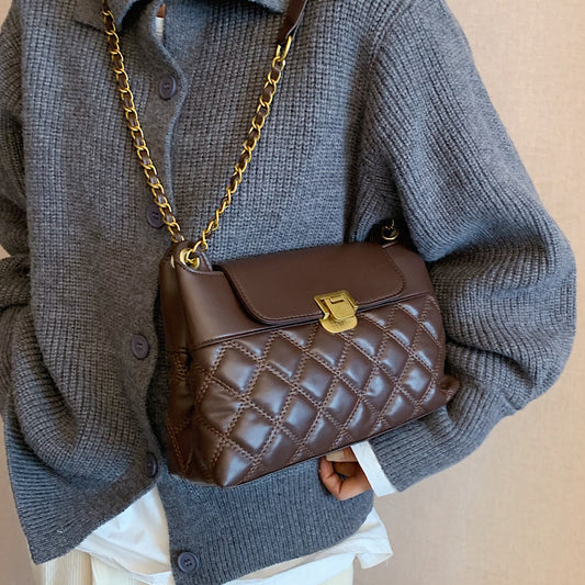 Kreuz-Körper-Tasche mit Rautenmuster und Kette